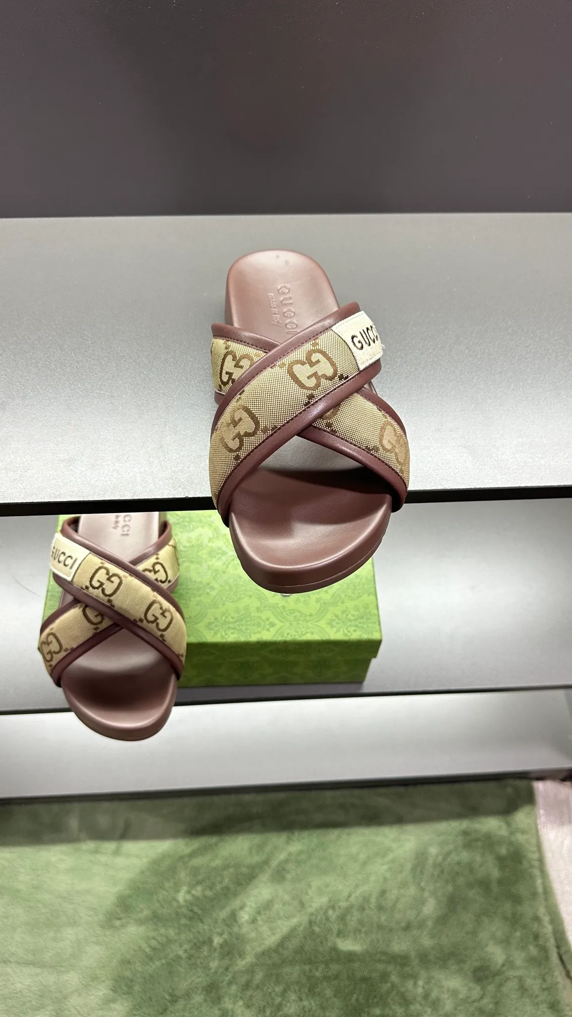 [G Family Couple Style] P: 300💰Female size 36~40 Men's size 39~45, (46. Custom-made Unisex GG slippers This slipper is made of GG polyester fiber and is decorated with a Gucci label on the front, adding a striking logo feel to the style. Beige GG recycled polyester fiber Unisex leather trim "Gucci Made in Italy" embroidered label Rubber sole Flat Made in Italy